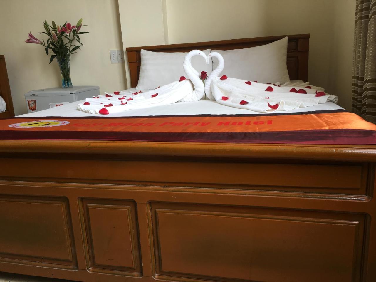 Full Moon Party Hotel Hai Phong Buitenkant foto